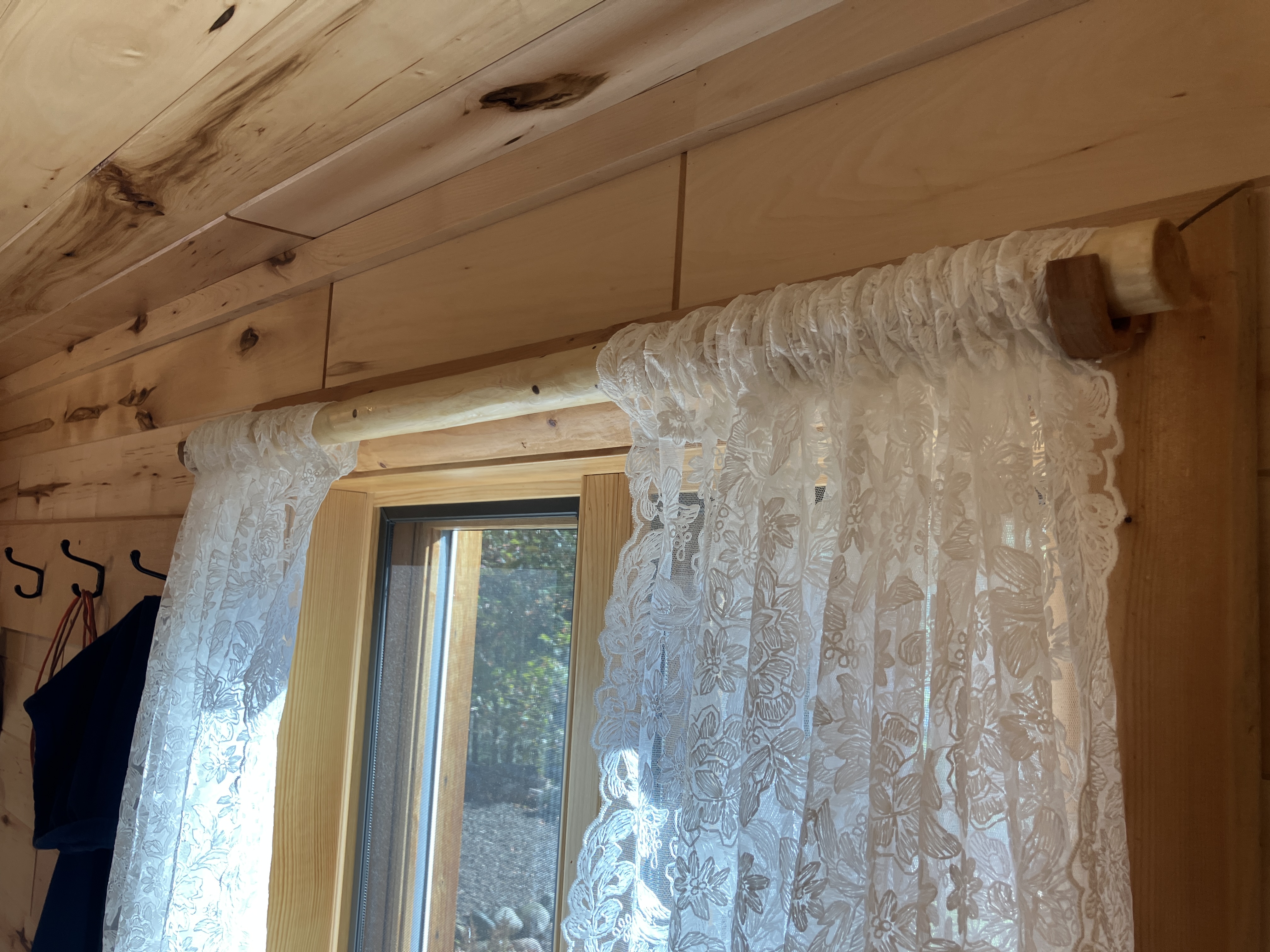 Right view of curtain rod